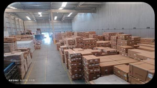 Interior do armazém Araquari com caixas organizadas