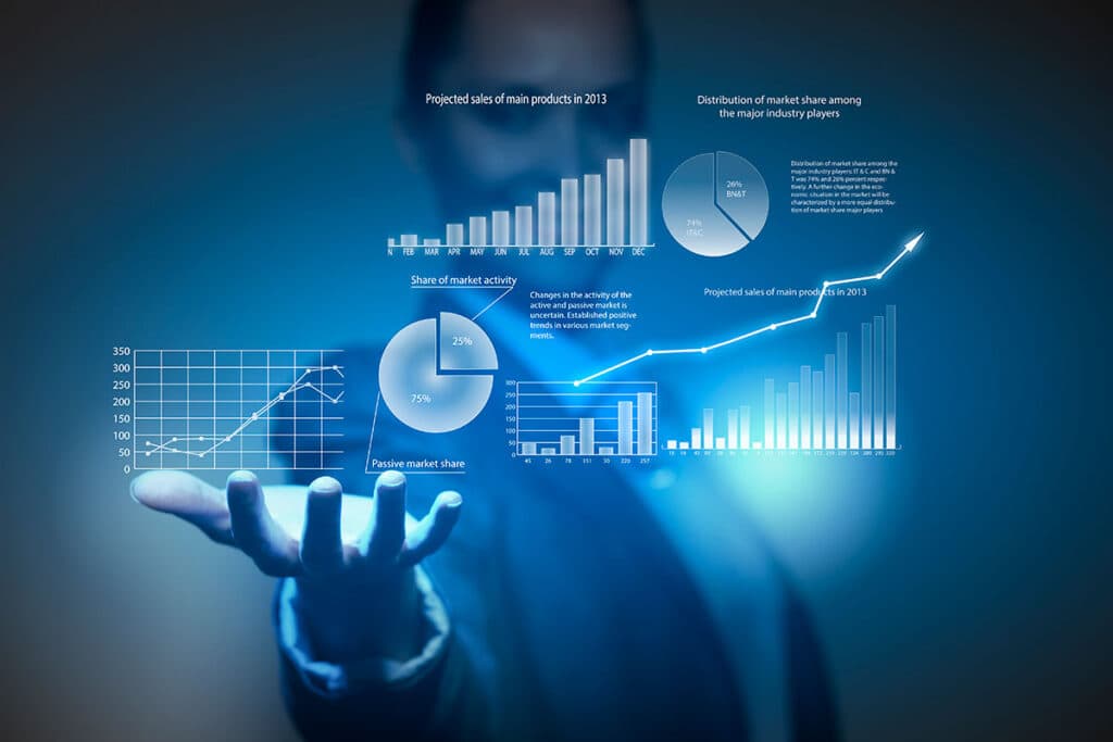 Painéis de Business Intelligence projetados sobre a mão de um analista